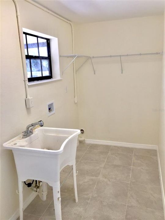For Sale: $249,999 (5 beds, 3 baths, 1735 Square Feet)