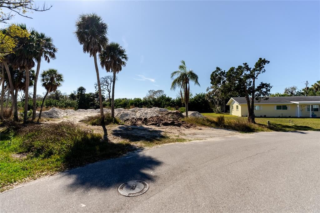 待售: $200,000 (0.52 acres)