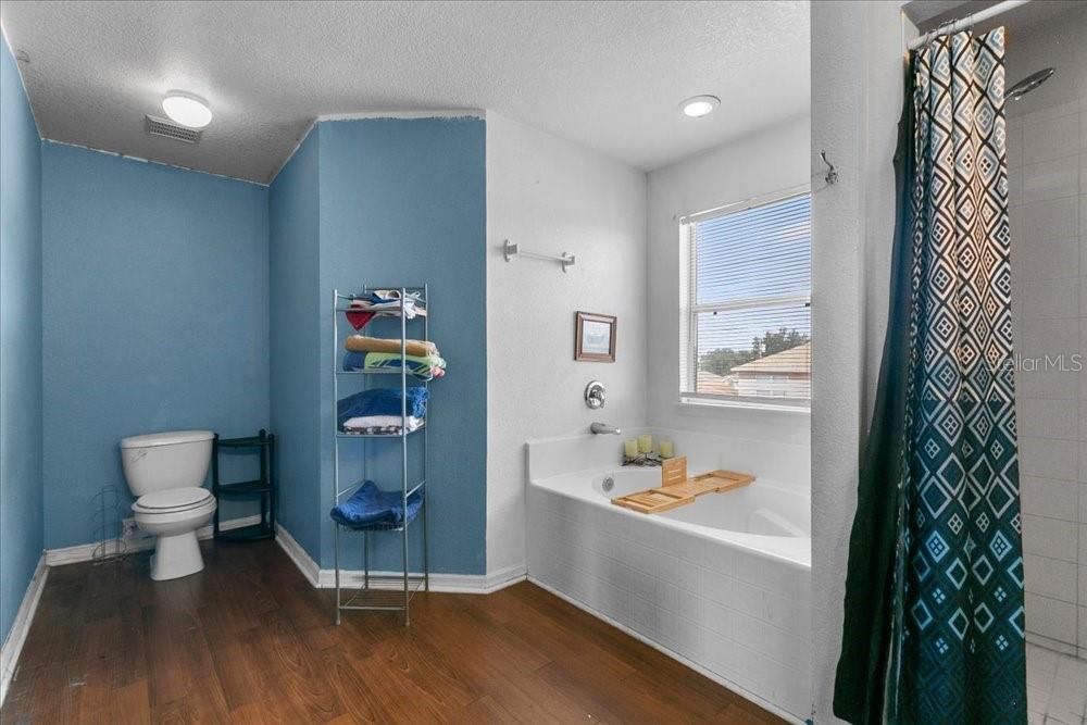 En Venta: $299,000 (4 camas, 2 baños, 2566 Pies cuadrados)