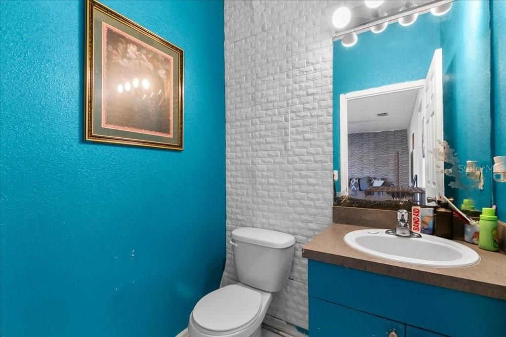 En Venta: $299,000 (4 camas, 2 baños, 2566 Pies cuadrados)