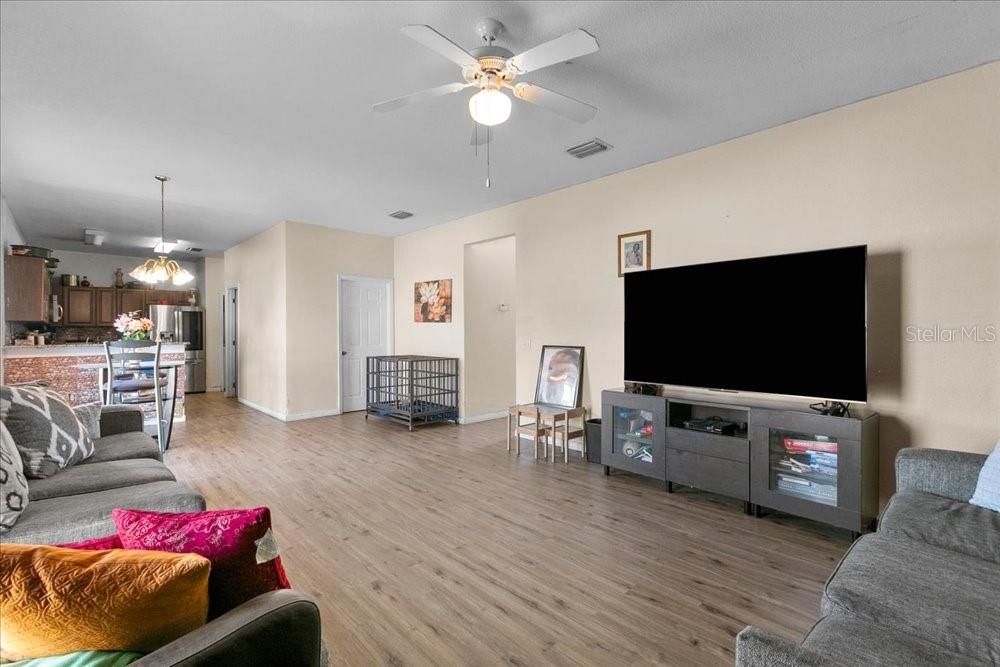 En Venta: $299,000 (4 camas, 2 baños, 2566 Pies cuadrados)