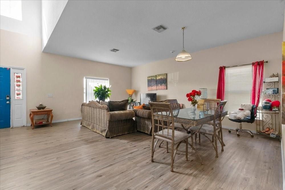 En Venta: $299,000 (4 camas, 2 baños, 2566 Pies cuadrados)