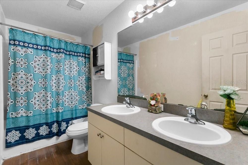 En Venta: $299,000 (4 camas, 2 baños, 2566 Pies cuadrados)