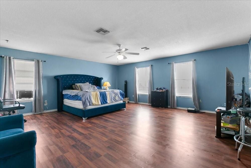En Venta: $299,000 (4 camas, 2 baños, 2566 Pies cuadrados)