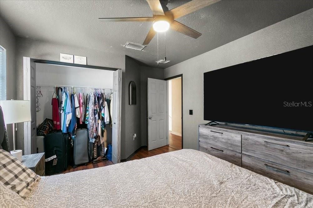 En Venta: $299,000 (4 camas, 2 baños, 2566 Pies cuadrados)