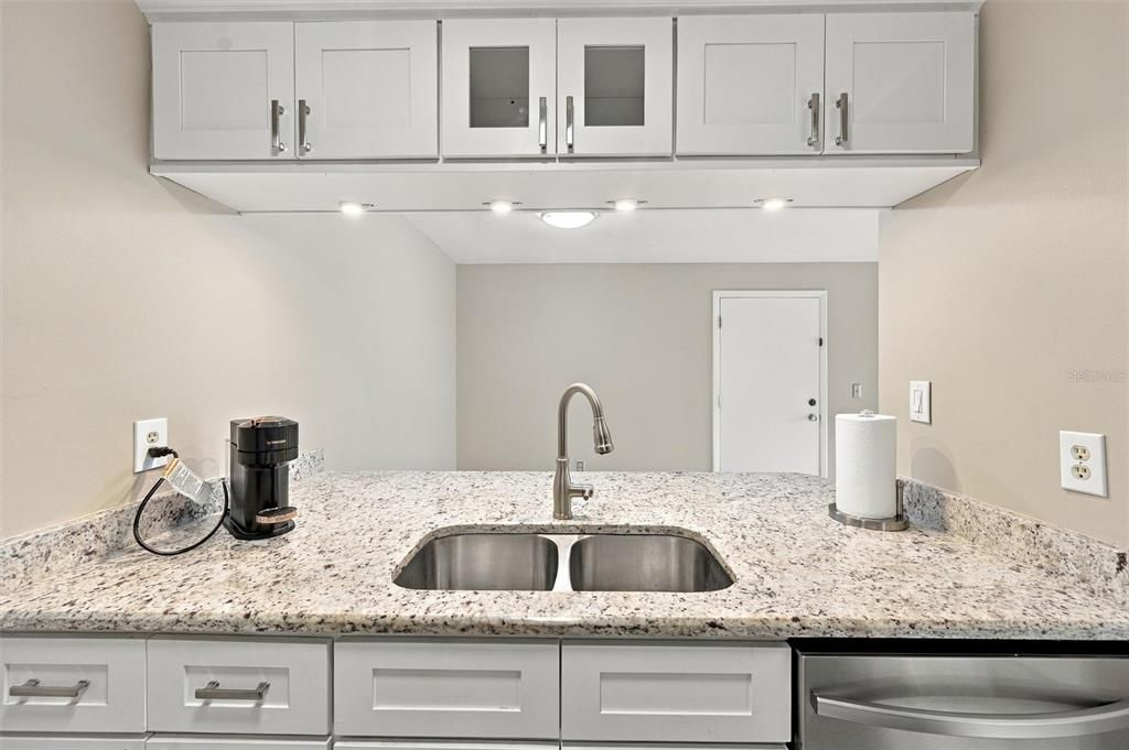 For Sale: $159,900 (1 beds, 1 baths, 714 Square Feet)