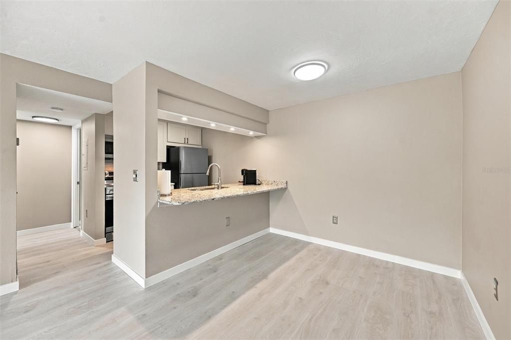 For Sale: $159,900 (1 beds, 1 baths, 714 Square Feet)