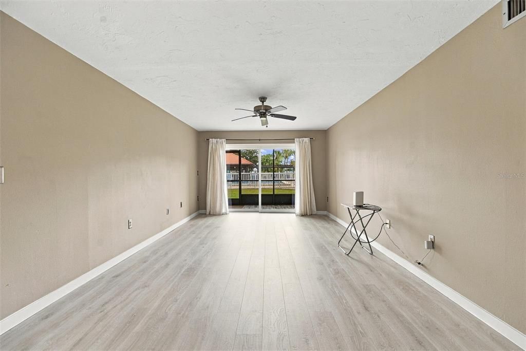 For Sale: $159,900 (1 beds, 1 baths, 714 Square Feet)
