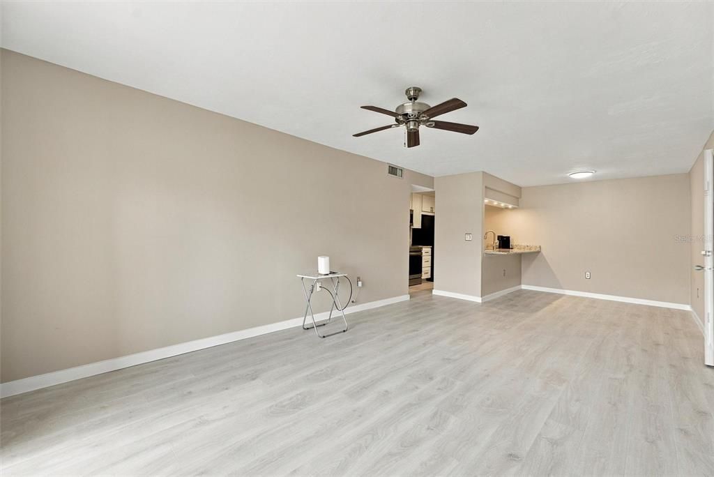 For Sale: $159,900 (1 beds, 1 baths, 714 Square Feet)