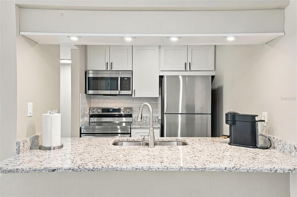For Sale: $159,900 (1 beds, 1 baths, 714 Square Feet)