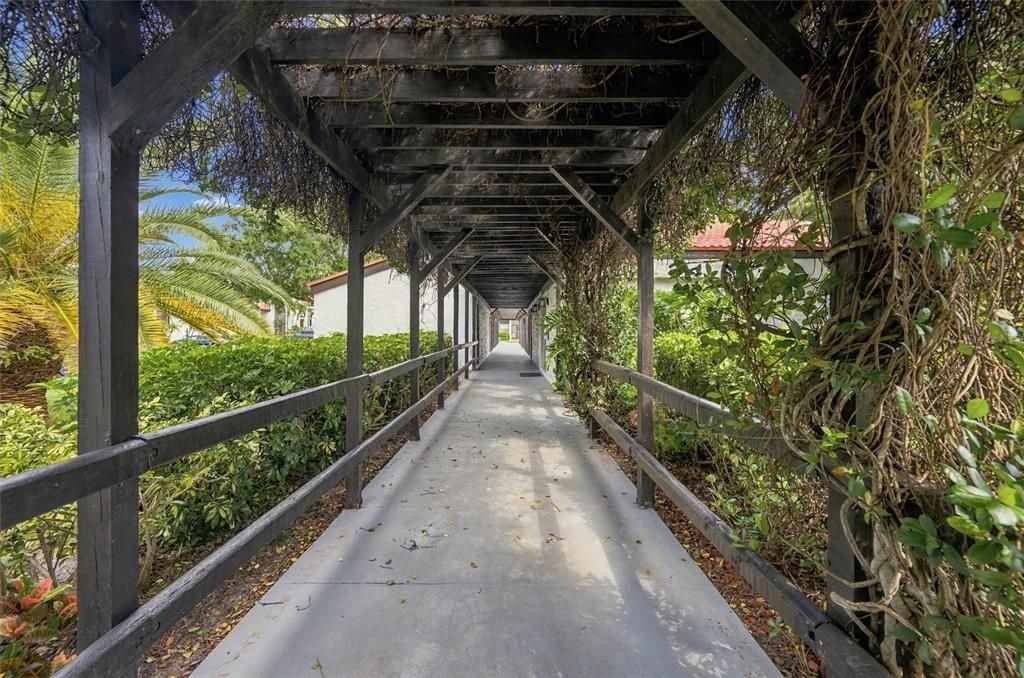 For Sale: $159,900 (1 beds, 1 baths, 714 Square Feet)