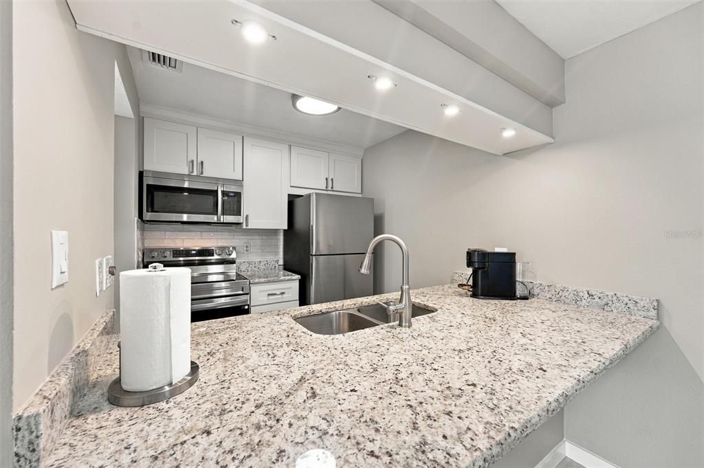 For Sale: $159,900 (1 beds, 1 baths, 714 Square Feet)