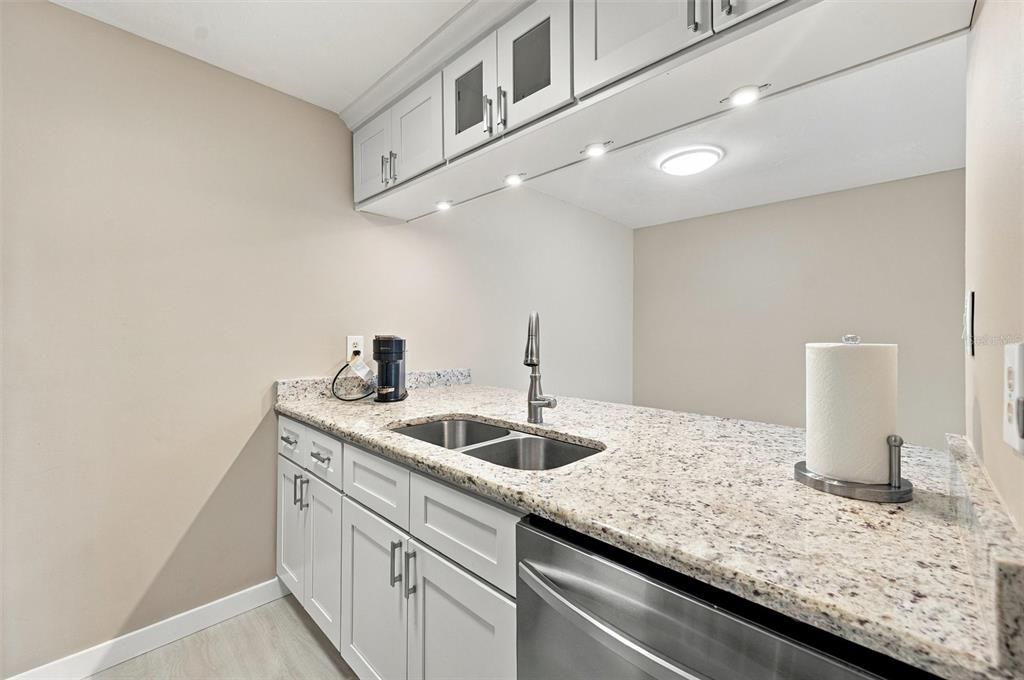 For Sale: $159,900 (1 beds, 1 baths, 714 Square Feet)