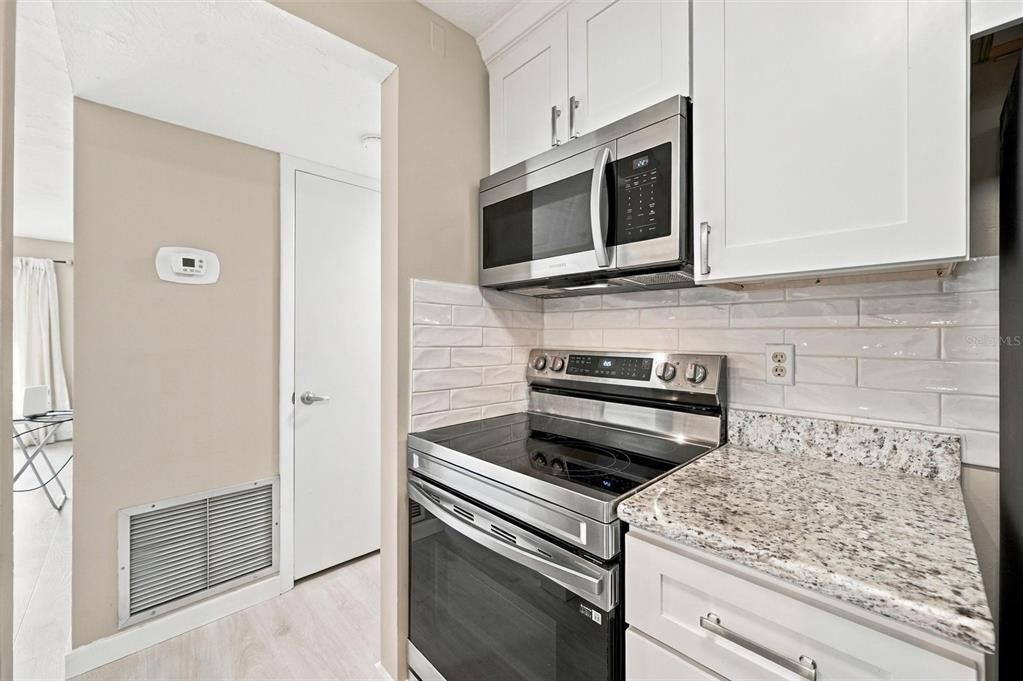 For Sale: $159,900 (1 beds, 1 baths, 714 Square Feet)
