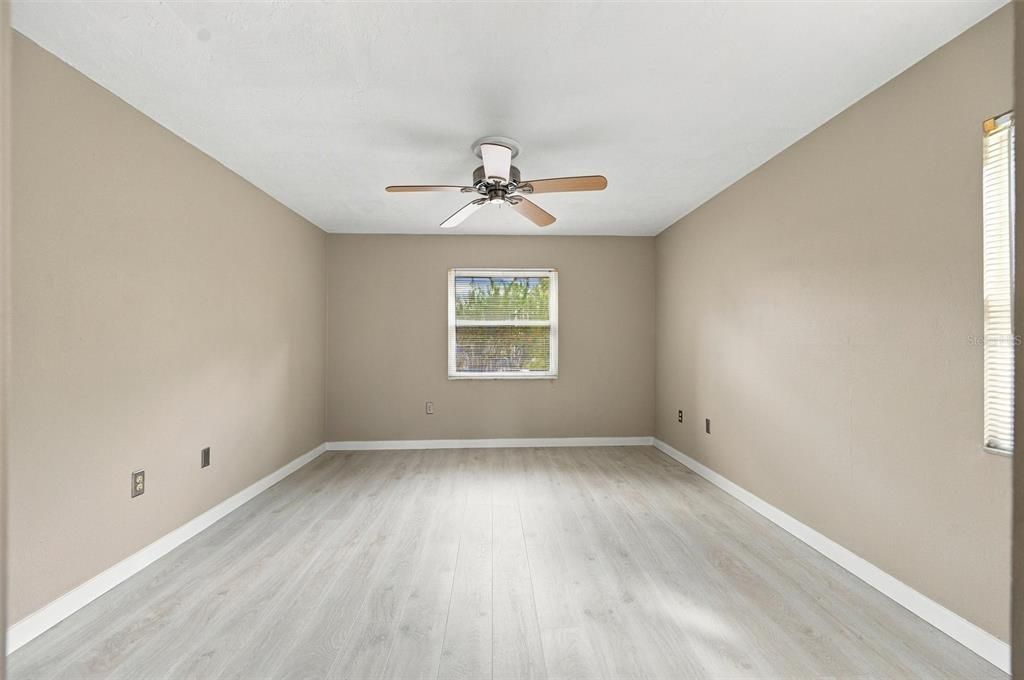 For Sale: $159,900 (1 beds, 1 baths, 714 Square Feet)