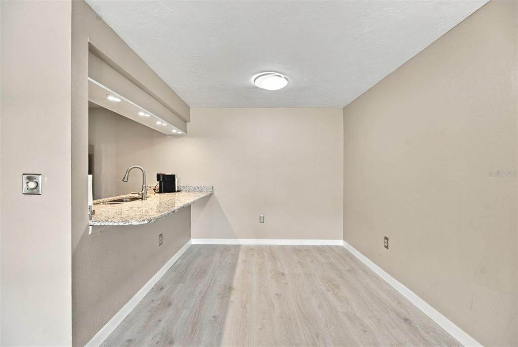 For Sale: $159,900 (1 beds, 1 baths, 714 Square Feet)