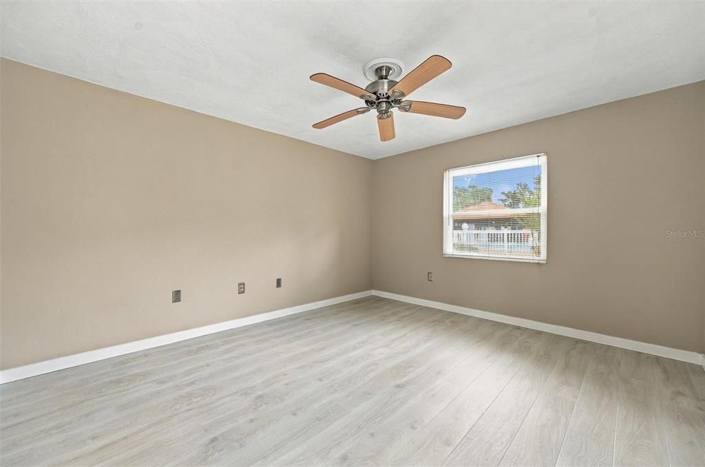 For Sale: $159,900 (1 beds, 1 baths, 714 Square Feet)