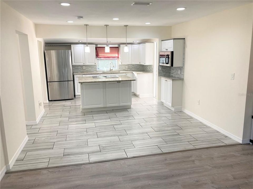 En Venta: $214,900 (4 camas, 2 baños, 1382 Pies cuadrados)