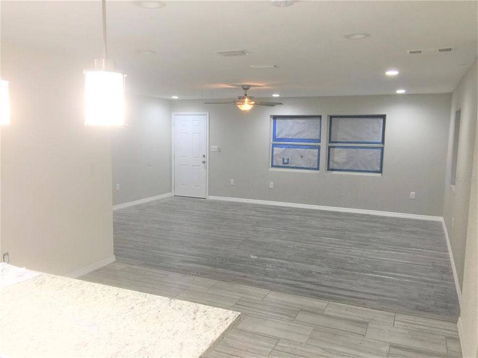En Venta: $214,900 (4 camas, 2 baños, 1382 Pies cuadrados)