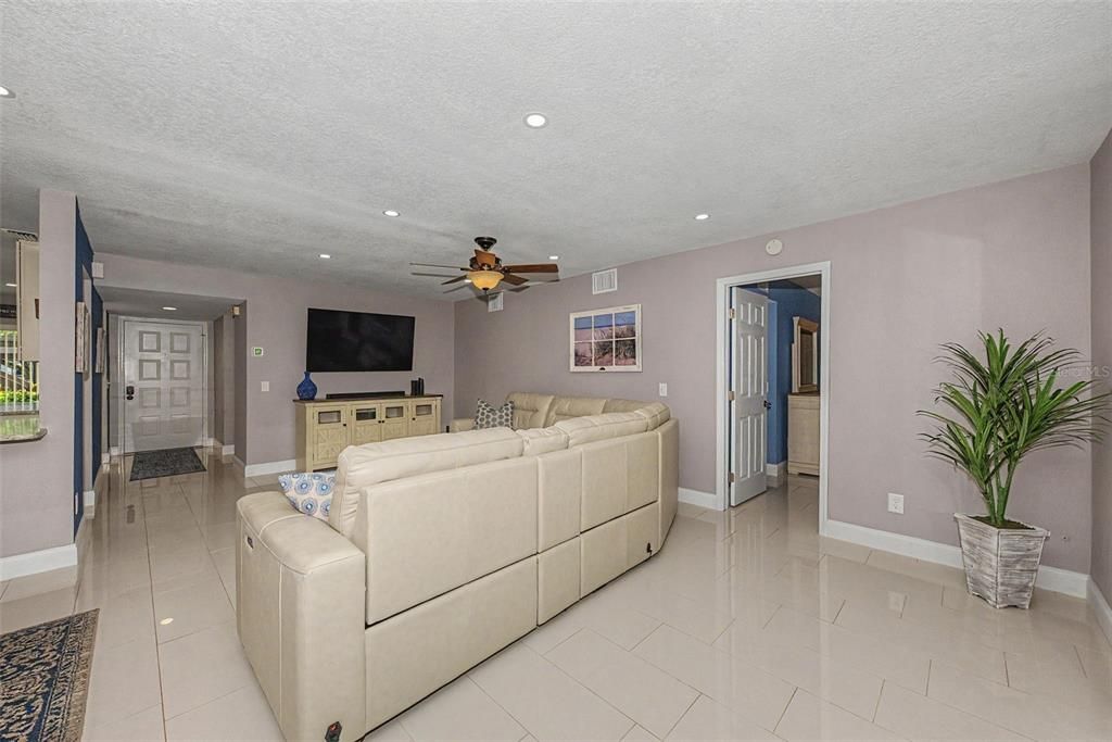 For Sale: $299,999 (3 beds, 2 baths, 1520 Square Feet)
