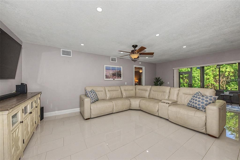 For Sale: $299,999 (3 beds, 2 baths, 1520 Square Feet)
