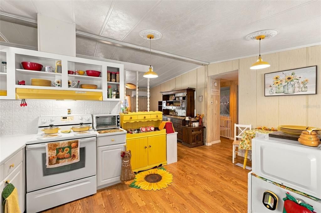 For Sale: $124,900 (2 beds, 2 baths, 900 Square Feet)