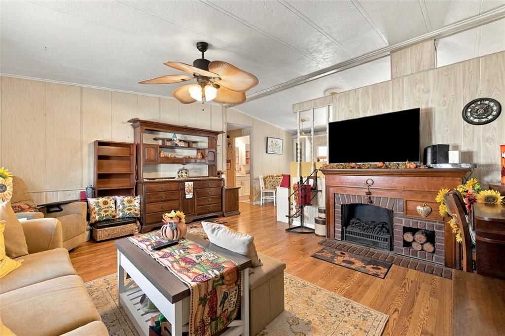 For Sale: $124,900 (2 beds, 2 baths, 900 Square Feet)