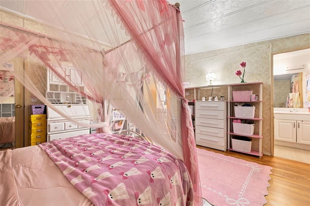 For Sale: $124,900 (2 beds, 2 baths, 900 Square Feet)