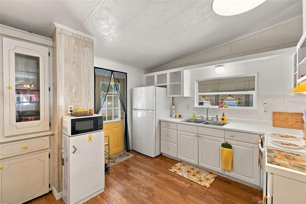 For Sale: $124,900 (2 beds, 2 baths, 900 Square Feet)