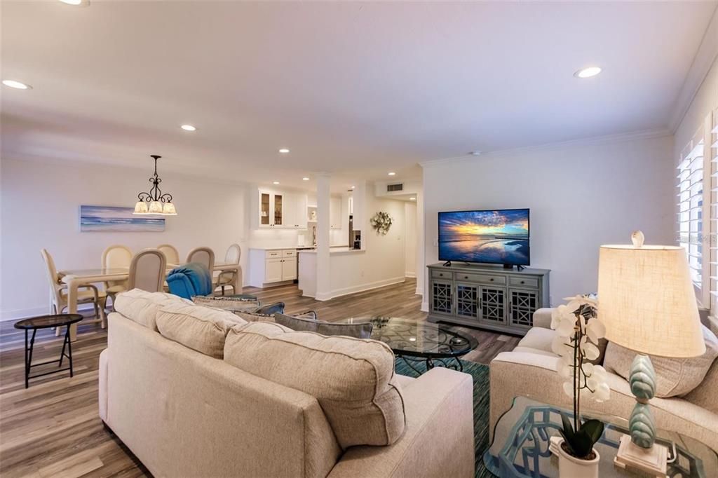For Sale: $675,000 (2 beds, 2 baths, 1138 Square Feet)