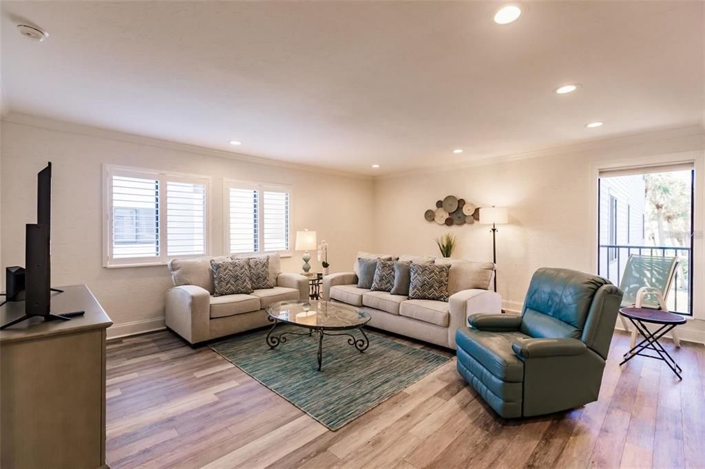 For Sale: $675,000 (2 beds, 2 baths, 1138 Square Feet)