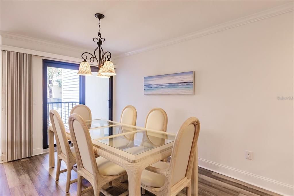 For Sale: $675,000 (2 beds, 2 baths, 1138 Square Feet)