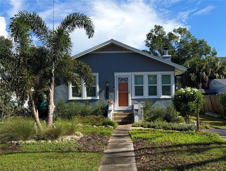 For Rent: $2,200 (2 beds, 1 baths, 924 Square Feet)
