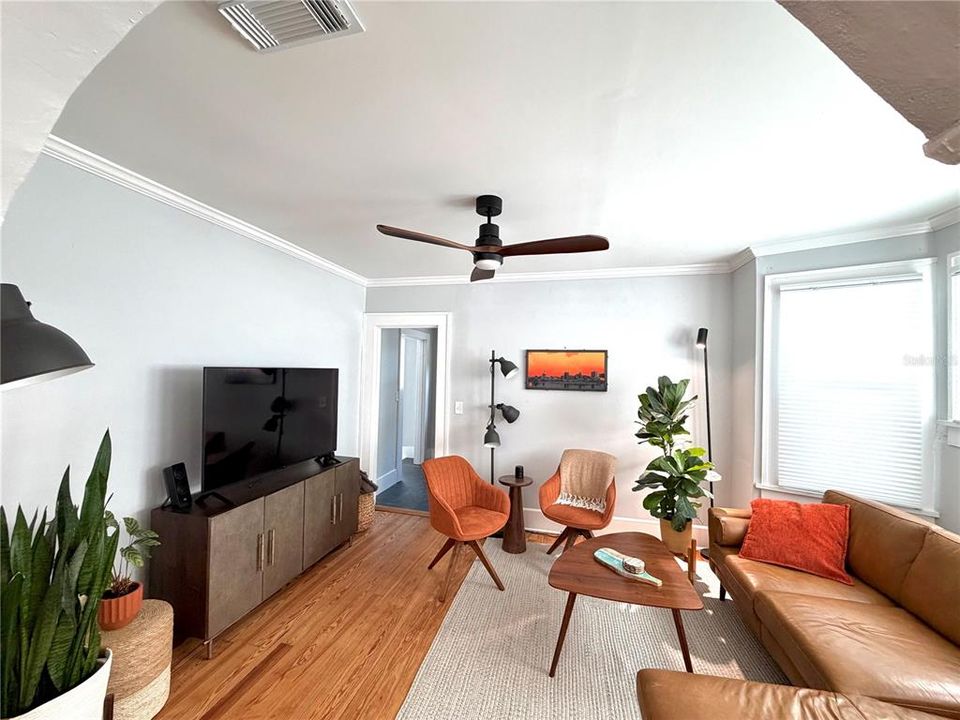For Rent: $2,200 (2 beds, 1 baths, 924 Square Feet)