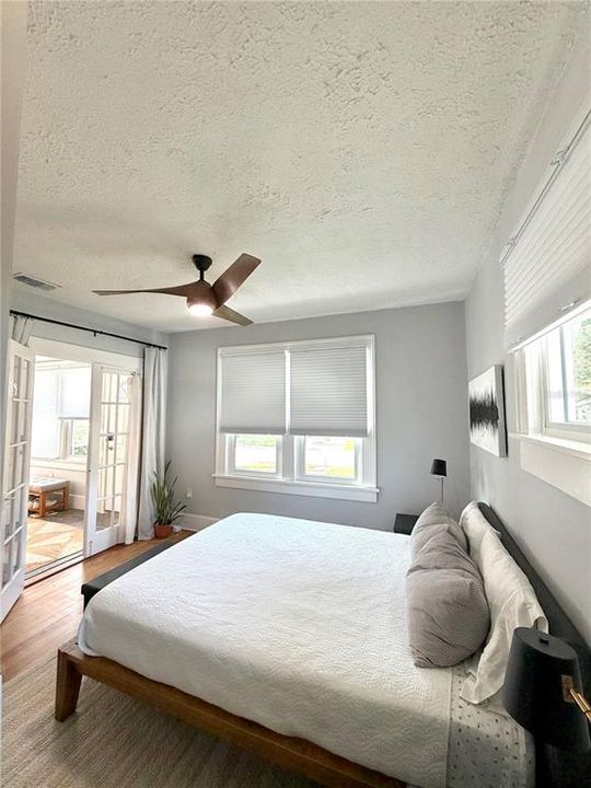 For Rent: $2,200 (2 beds, 1 baths, 924 Square Feet)