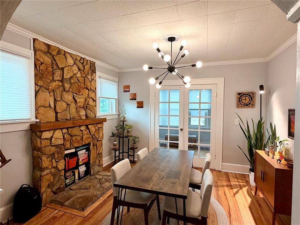 For Rent: $2,200 (2 beds, 1 baths, 924 Square Feet)