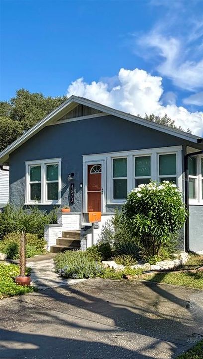 For Rent: $2,200 (2 beds, 1 baths, 924 Square Feet)