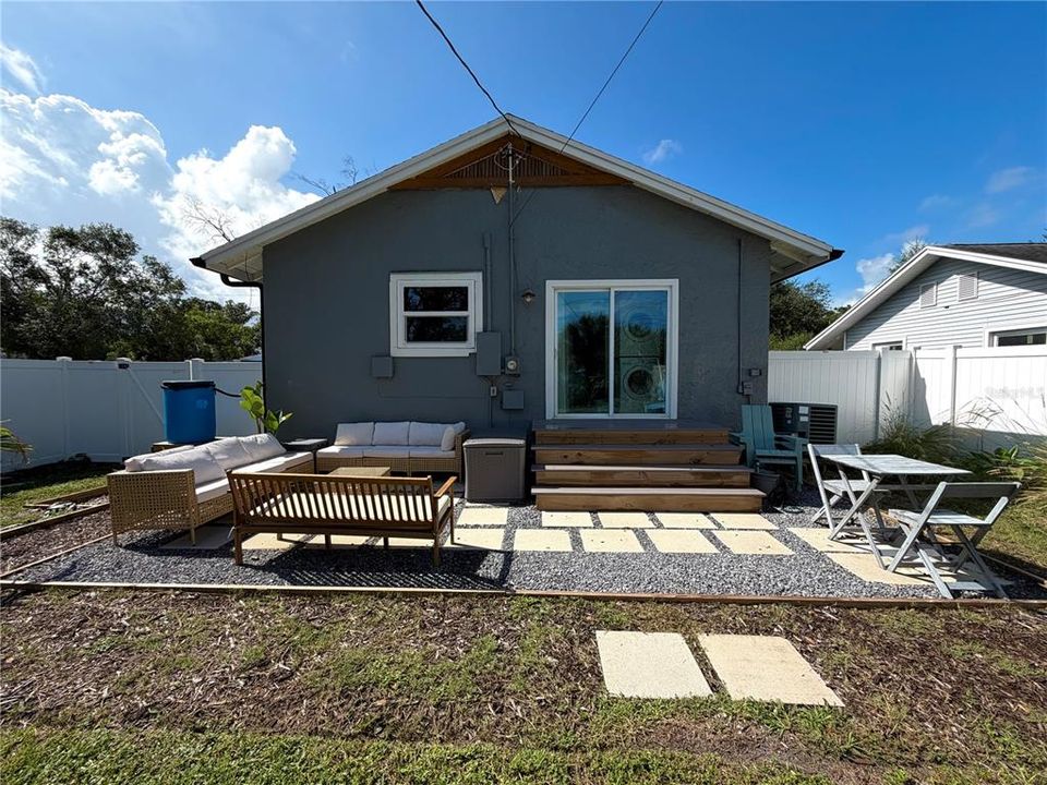 For Rent: $2,200 (2 beds, 1 baths, 924 Square Feet)