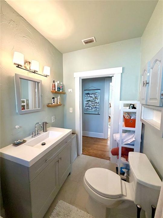 For Rent: $2,200 (2 beds, 1 baths, 924 Square Feet)