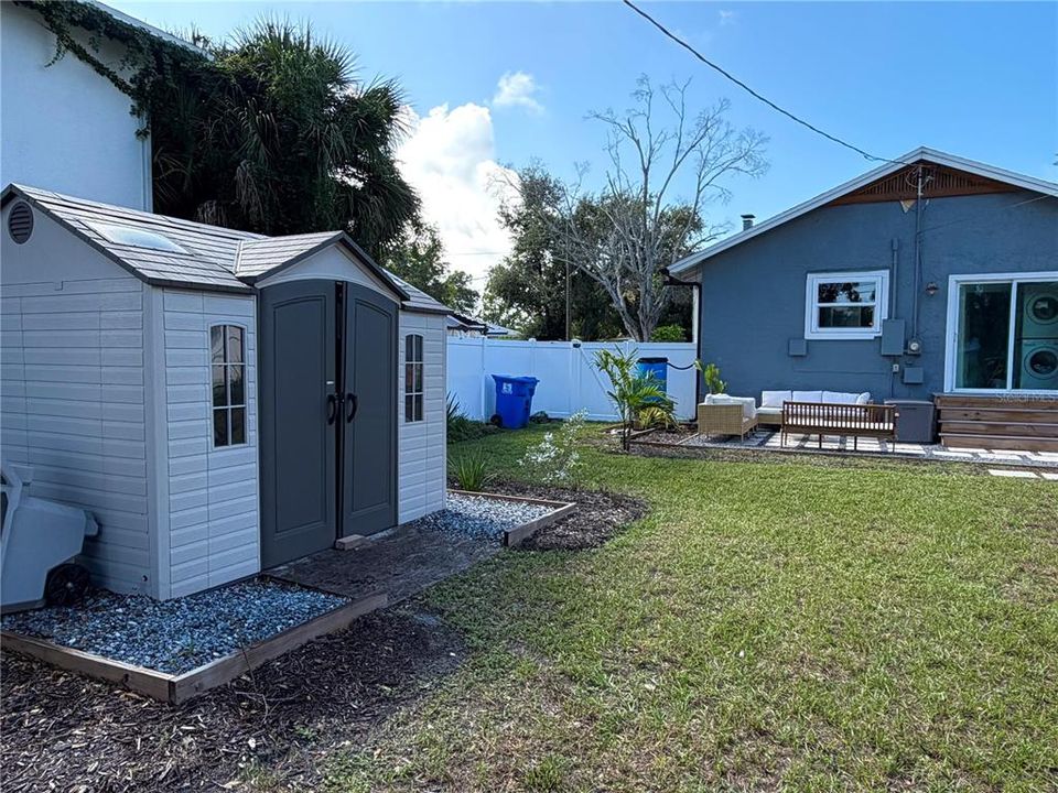 For Rent: $2,200 (2 beds, 1 baths, 924 Square Feet)
