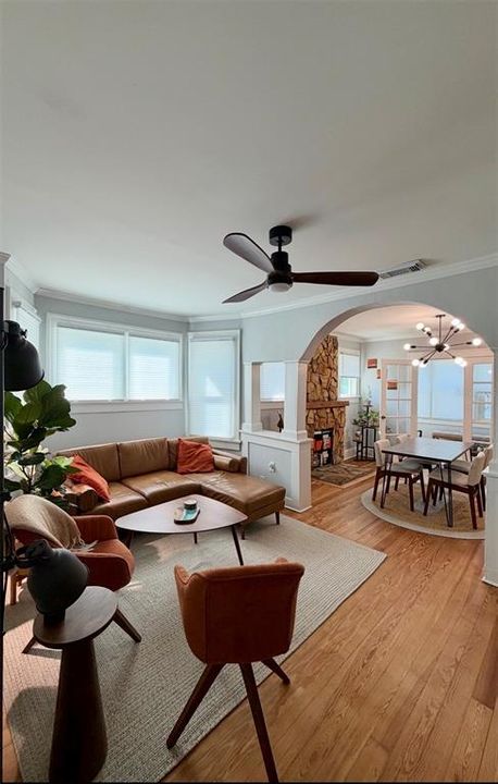 For Rent: $2,200 (2 beds, 1 baths, 924 Square Feet)