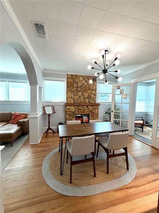 For Rent: $2,200 (2 beds, 1 baths, 924 Square Feet)