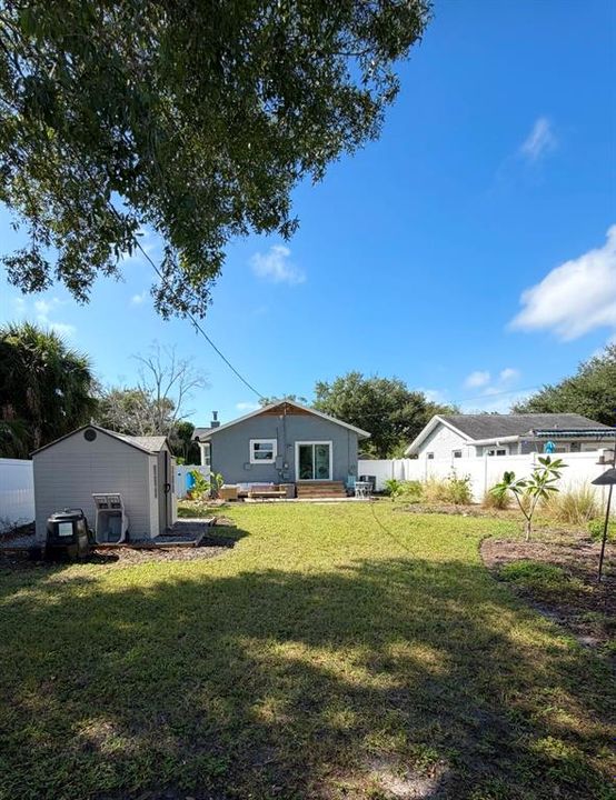 For Rent: $2,200 (2 beds, 1 baths, 924 Square Feet)