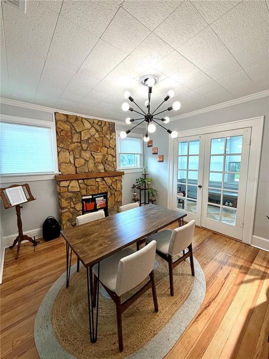 For Rent: $2,200 (2 beds, 1 baths, 924 Square Feet)