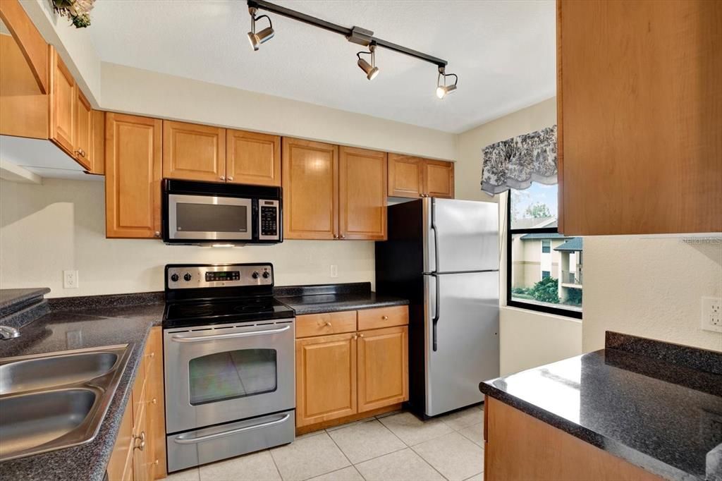 For Sale: $155,000 (2 beds, 2 baths, 901 Square Feet)