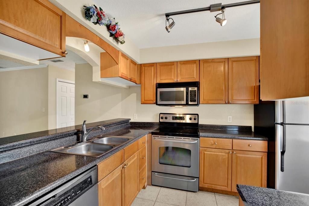 For Sale: $155,000 (2 beds, 2 baths, 901 Square Feet)
