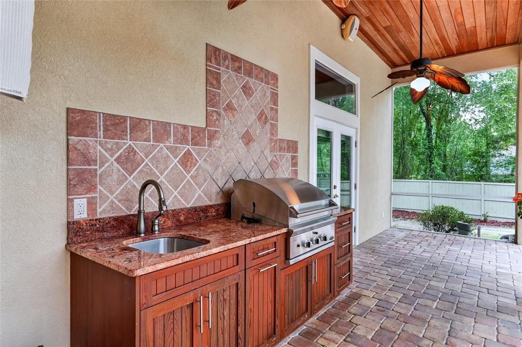En Venta: $799,900 (3 camas, 2 baños, 3299 Pies cuadrados)