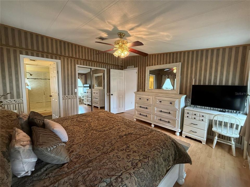 For Sale: $199,900 (3 beds, 2 baths, 1560 Square Feet)