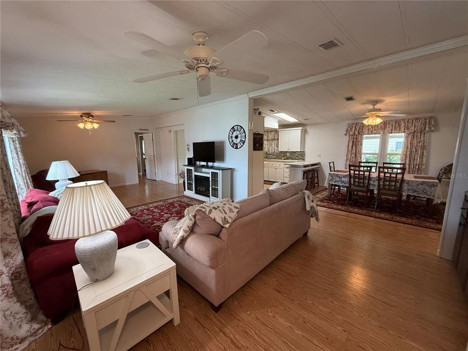 For Sale: $199,900 (3 beds, 2 baths, 1560 Square Feet)