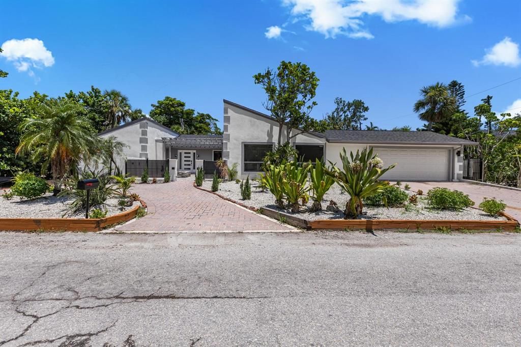 For Sale: $1,900,000 (3 beds, 3 baths, 2470 Square Feet)